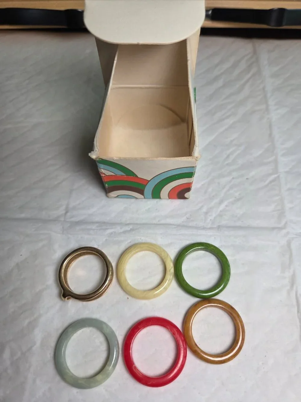 VINTAGE 1977 AVON COLOR GO ROUND BAKELITE RING SET WITH BOX - COMPLETE SET! - Picture 4 of 5
